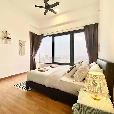 Tropicana 218 Macalister #Top Floor #Wideangleviews #Infinitypool #Georgetown #8Pax #3Br 2Bath #2Queen 4Single #Near Island Hospital #Quality Well Maintained #Private Host Exterior photo