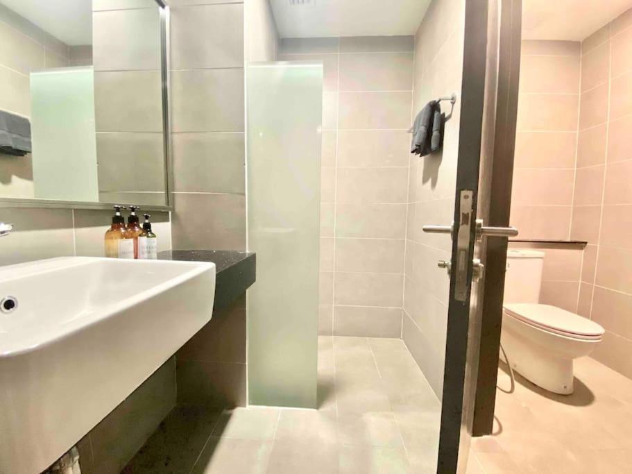 Tropicana 218 Macalister #top Floor #wideangleviews #infinitypool #georgetown #8pax #3br 2bath #2queen 4single #near Island Hospital #quality Well Maintained #private Host